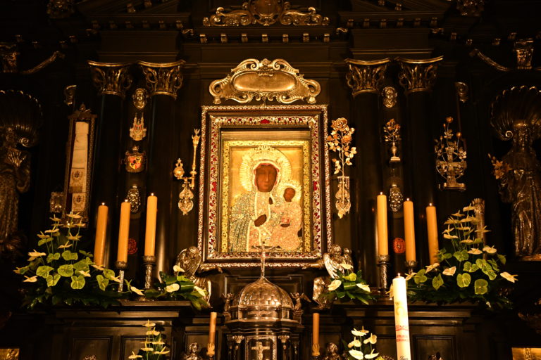 ポーランド チェンストホヴァ ヤスナ・グラ修道院 黒い聖母 黒いマドンナ Poland Częstochowa Jasna Góra Monastery  Black Madonna Zespół klasztorny paulinów na Jasnej Górze Matka Boska Częstochowska Polska